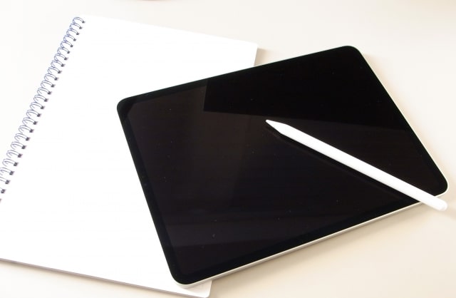 タッチペン、タブレットとノートとペン